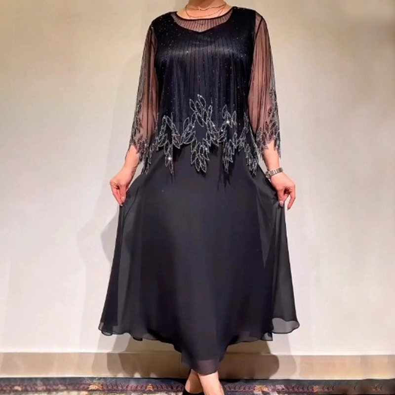 Κομψό μονόχρωμο φόρεμα με διαφανές στρώμα που λάμπει